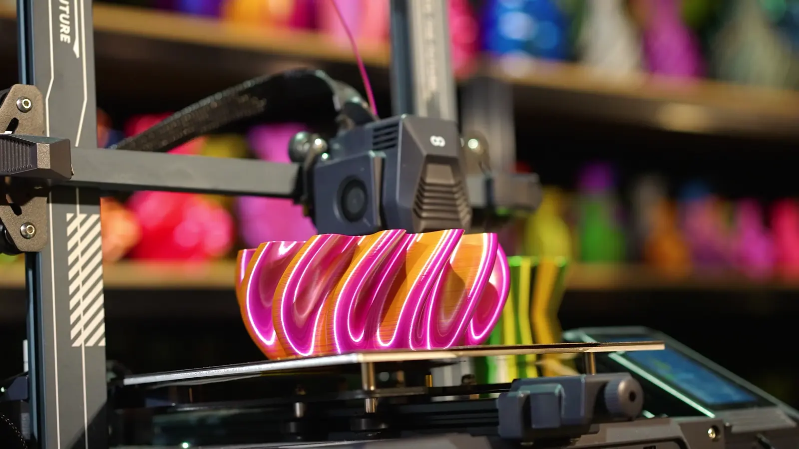 Exposant demonstreert een 3D-geprinte vaas.