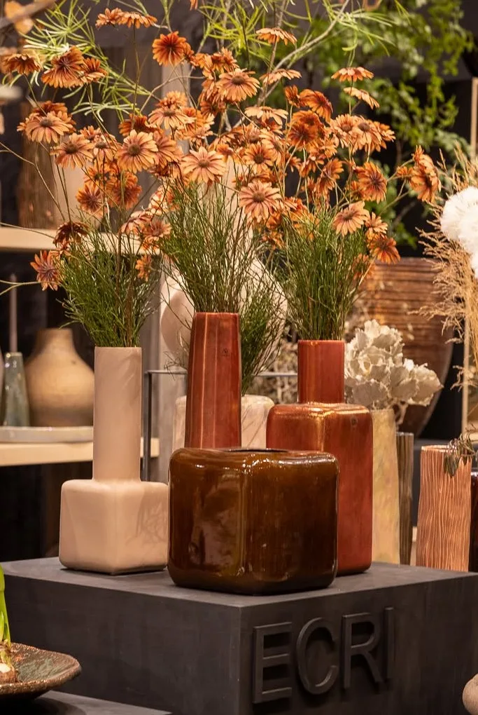 Vazen met bloemen in de stand van ECRI Living.