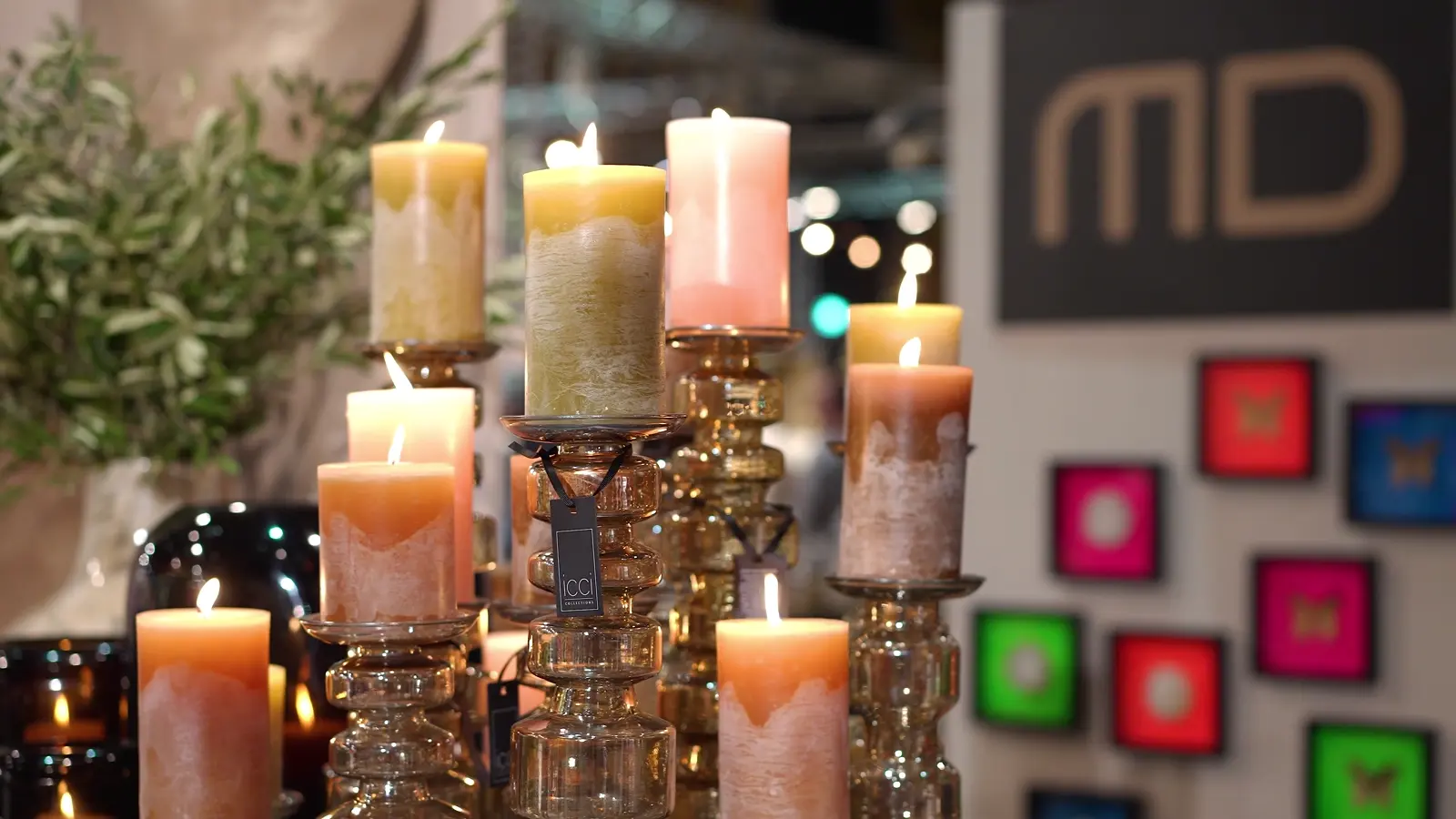 Kaarsen en accessoires in een stand.