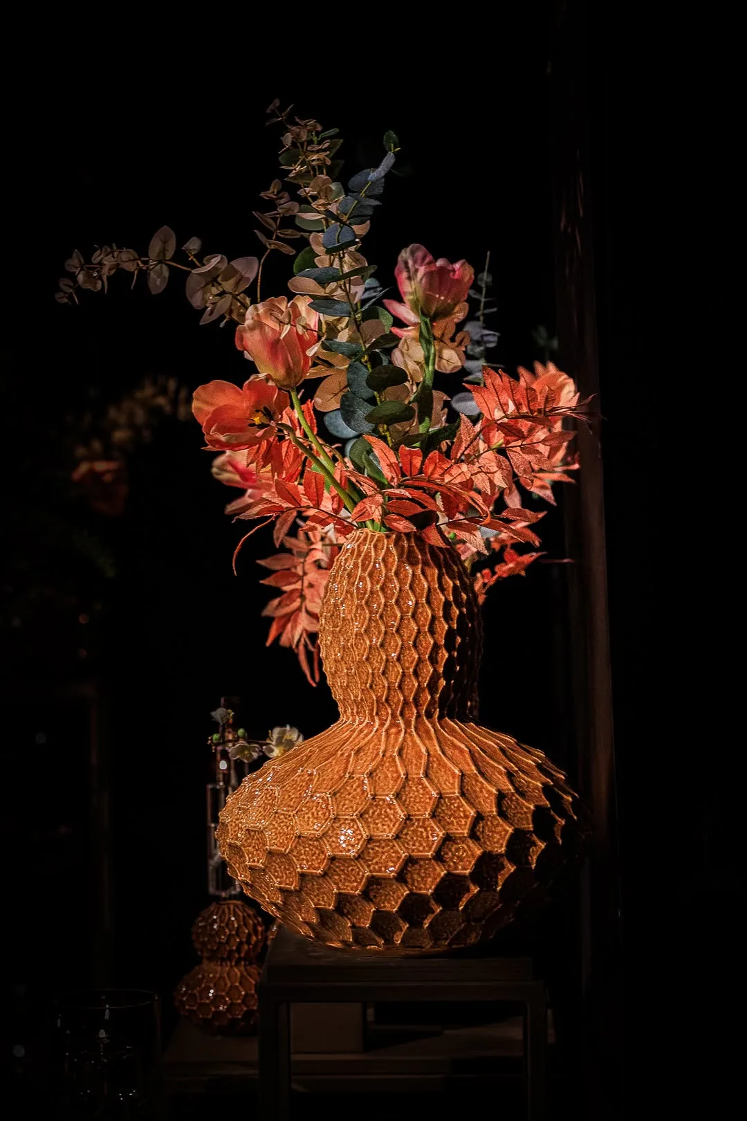 Honingraatvaas met boeket in de stand van Peri Living.